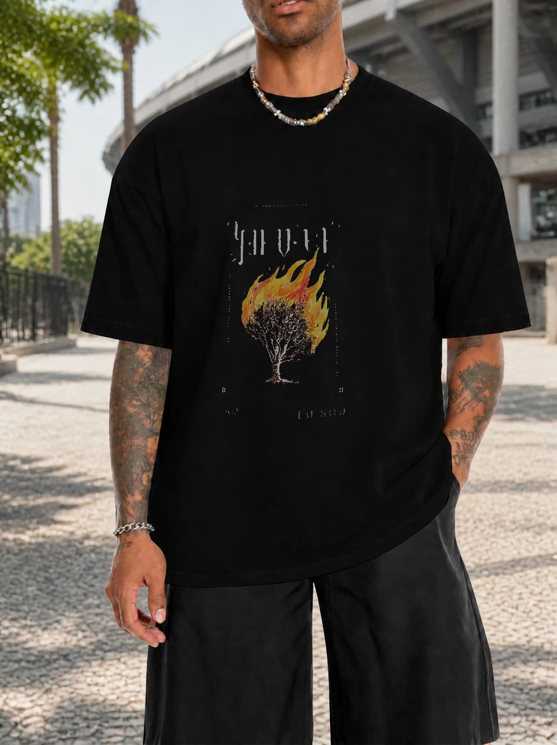 Camiseta cristã Êxodo 3:14 em cena de uso