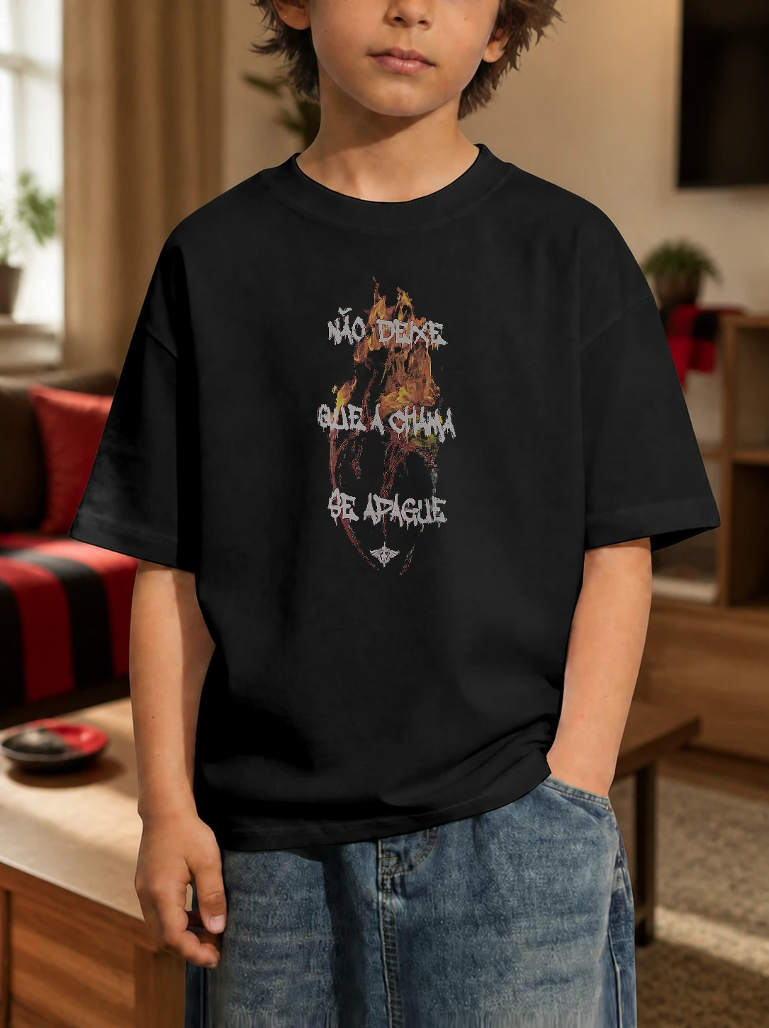 Camiseta infantil 180g Coração em Chamas em cena de uso
