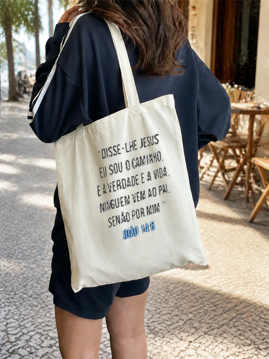 Ecobag de algodão João 14:6 em cena de uso