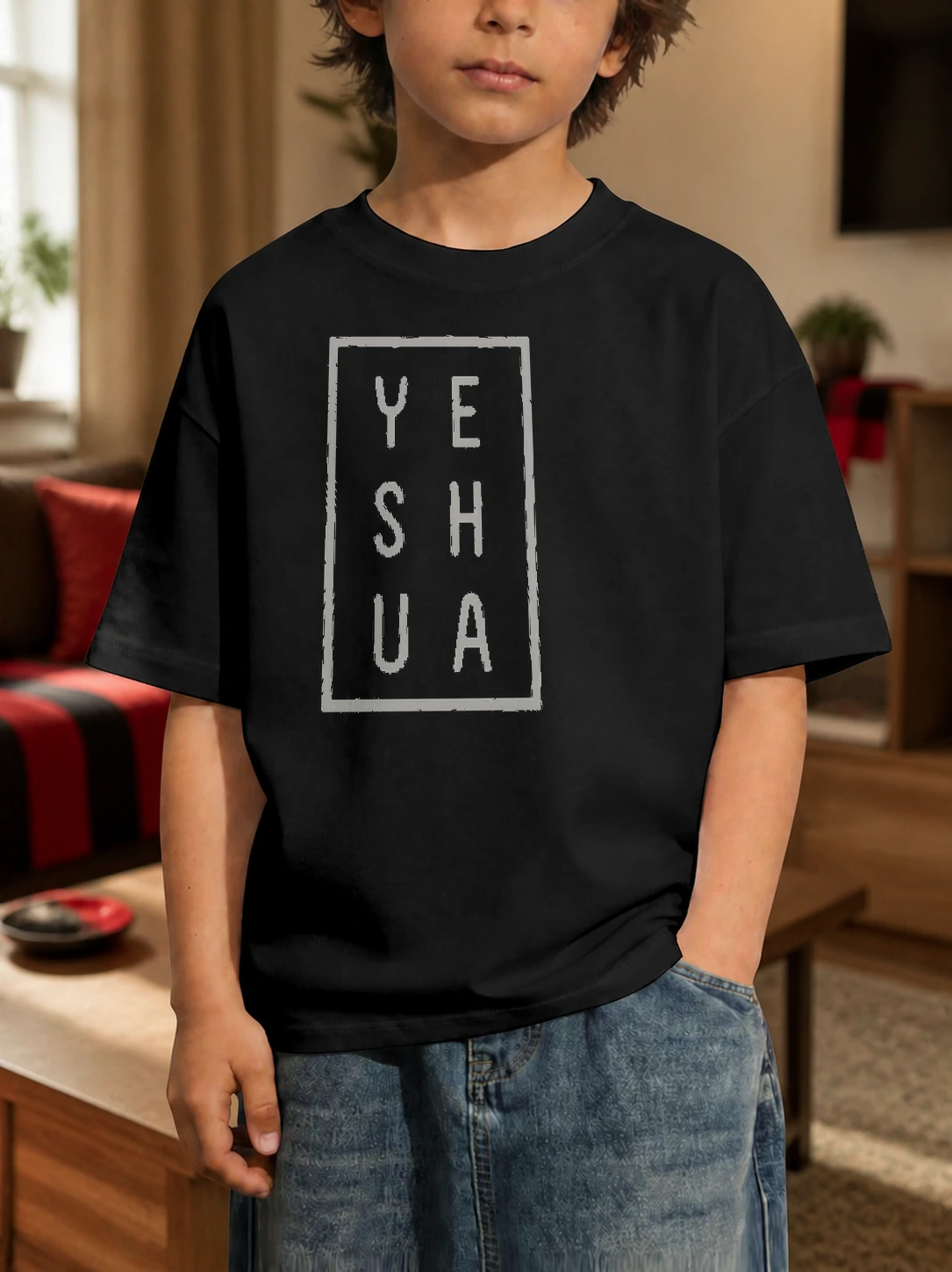 Camiseta infantil 180g Yeshua Minimal em cena de uso