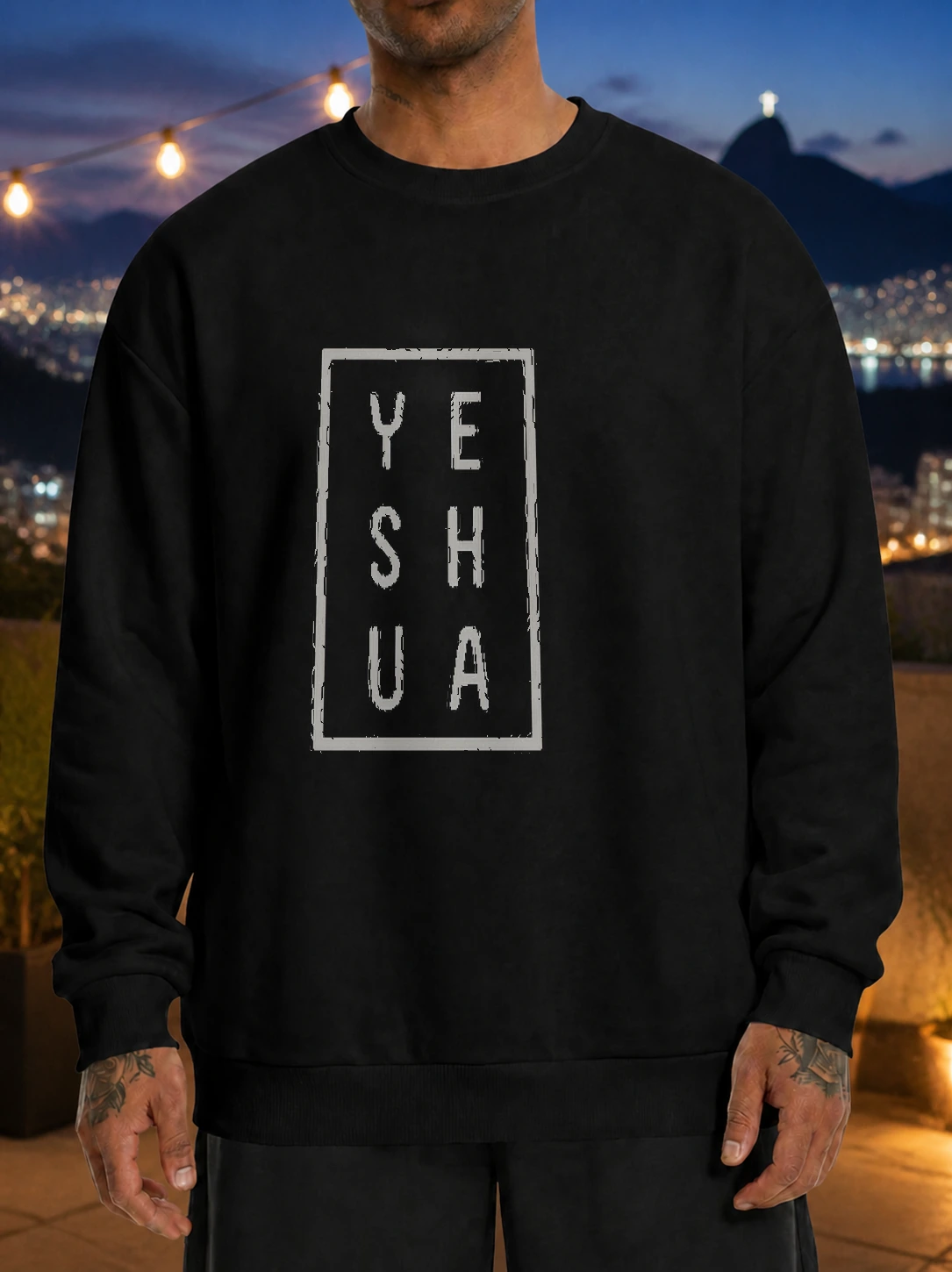 Moletom unissex 320g Yeshua Minimal em cena de uso